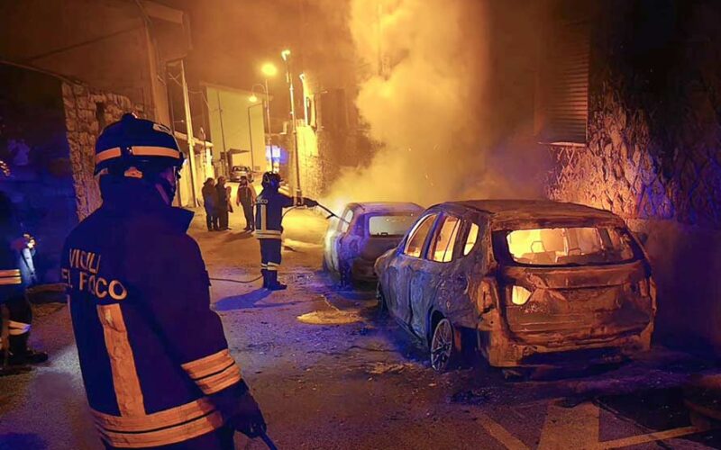 Incendio auto a Teti