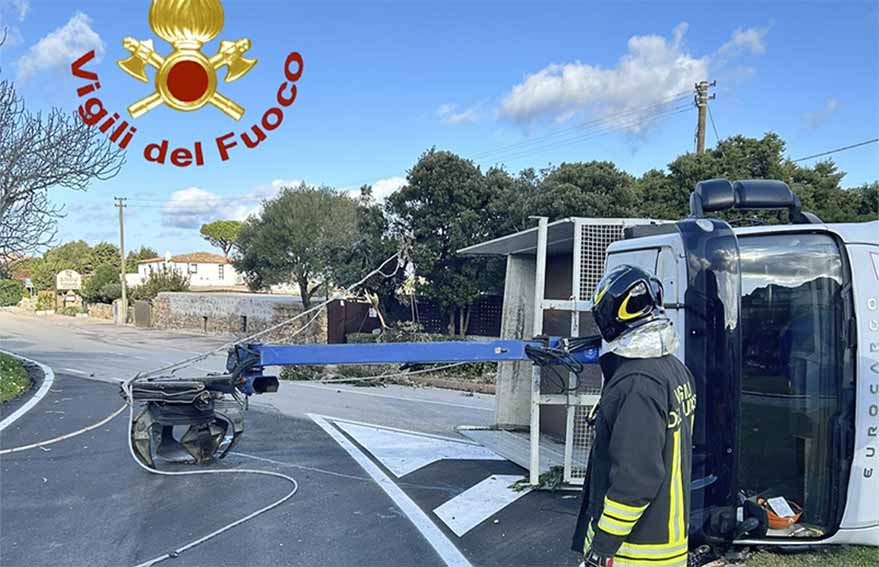 Liscia di Vacca, camion impatta con il braccio i cavi elettrici e si ribalta sulla Provinciale 59 1 Incidente Azachena Liscia di Vacca