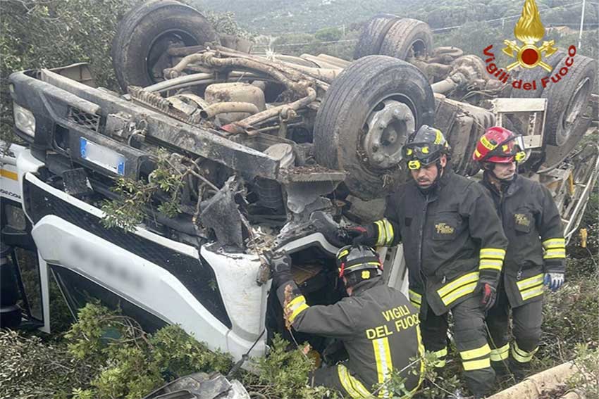 Camion per la raccolta dei rifiuti si ribalta sulla Sp 93, ferito il conducente 1 Incidente Sp 93 La Corte