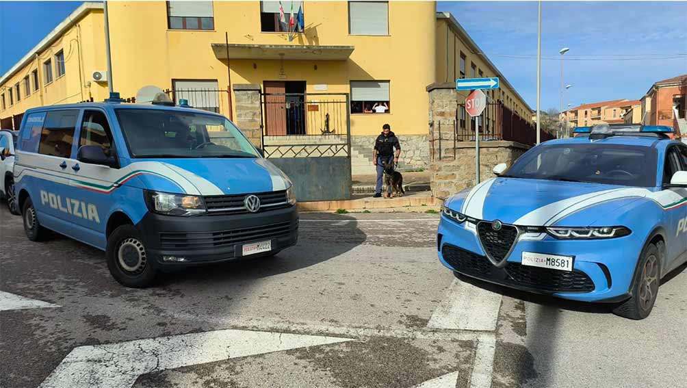 La Maddalena, a scuola con droga e pistola priva del tappo rosso 2 Polizia di Stato La Maddalena scuole