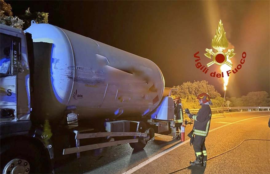 Siniscola, frontale tra un camion e un'autocisterna carica di gpl 1 Siniscola incidente autocisterna