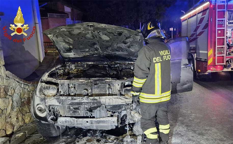 Un fuoristrada, un furgone e un'auto in fiamme nella notte a Jerzu, Bosa e Aritzo 1 Incendi auto a Jerzu Bosa e Aritzo