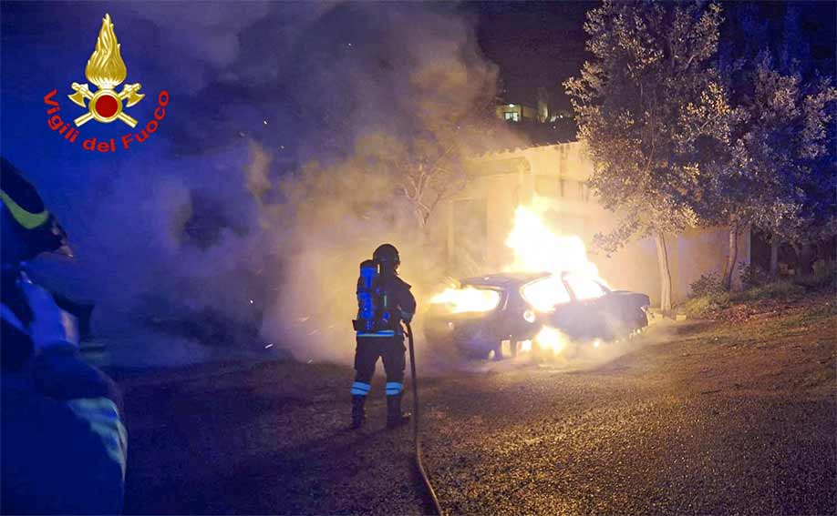Budoni, a fuoco un'auto nella frazione di Muriscuvó 1 Incendio auto Budoni