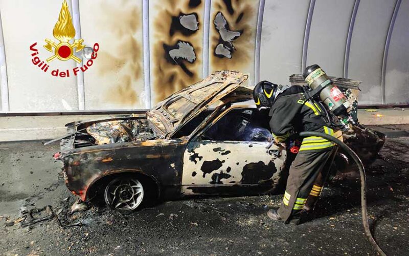 Incendio auto galleria SIscala Budoni