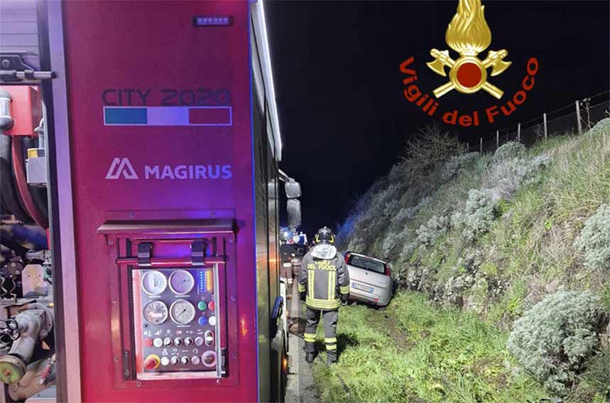 Oniferi. Incidente sulla 131 Dcn, Fiat Punto esce di strada e si schianta contro un terrapieno 1 Incidente Statale 131 dcn Oniferi