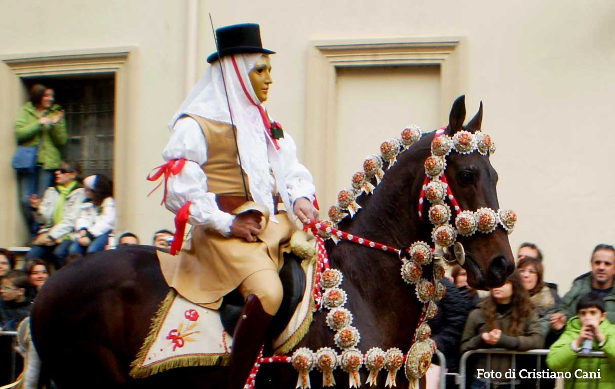Solinas (M5S): «Mitigare il decreto Abodi per salvare la Sartiglia e le nostre tradizioni storiche» 1 Sartiglia