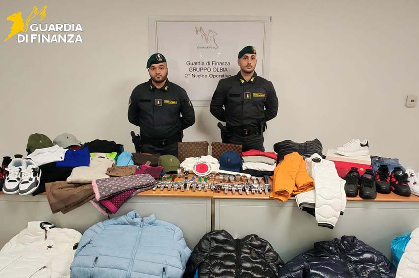 Olbia, denunciati dalla GdF due ambulanti con articoli contraffatti 1 Sequestro articoli contraffatti
