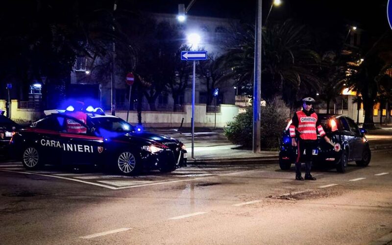 Carabinieri posto di blocco notturno
