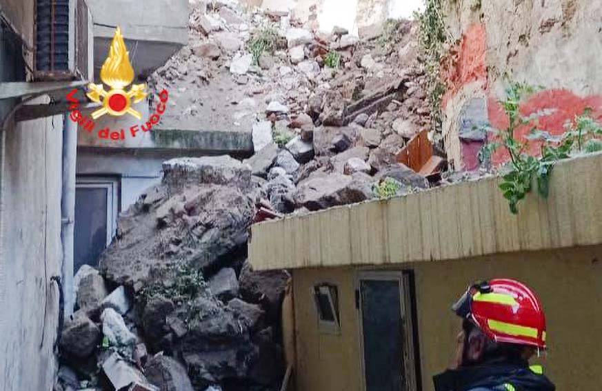 Bosa. Crolla parte del vecchio seminario, evacuate tre abitazioni 1 Crollo seminario di Bosa