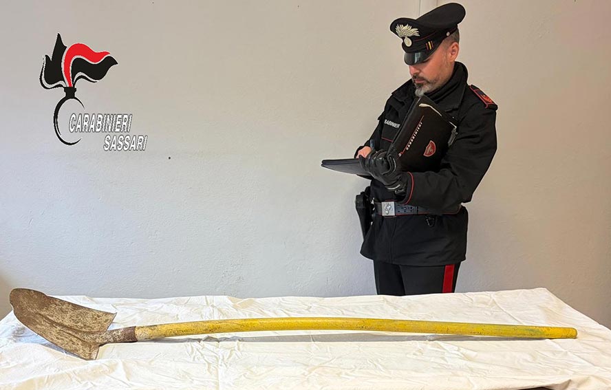 Aggredisce il padre con una pala a Nulvi