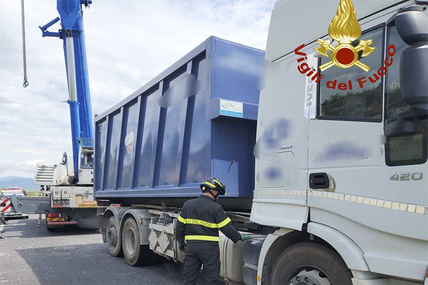 Camion ribaltato sp63 Mores