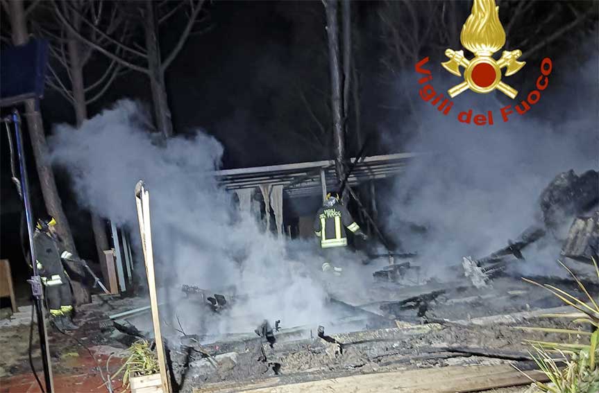 Distrutto dalle fiamme un chiosco a Lotzorai. Due auto incendiate tra Ilbono e Oliena 1 Incendio Chiosco Lotzorai