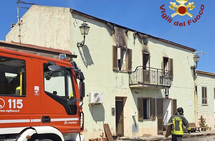 Incendio a Erula, fiamme in un'abitazione di via Pascoli 1 Incendio abitazione Erula