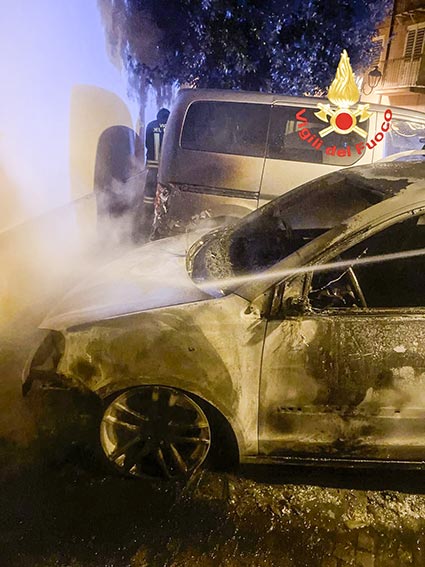 Distrutto dalle fiamme un chiosco a Lotzorai. Due auto incendiate tra Ilbono e Oliena 2 Incendio auto Nuorese