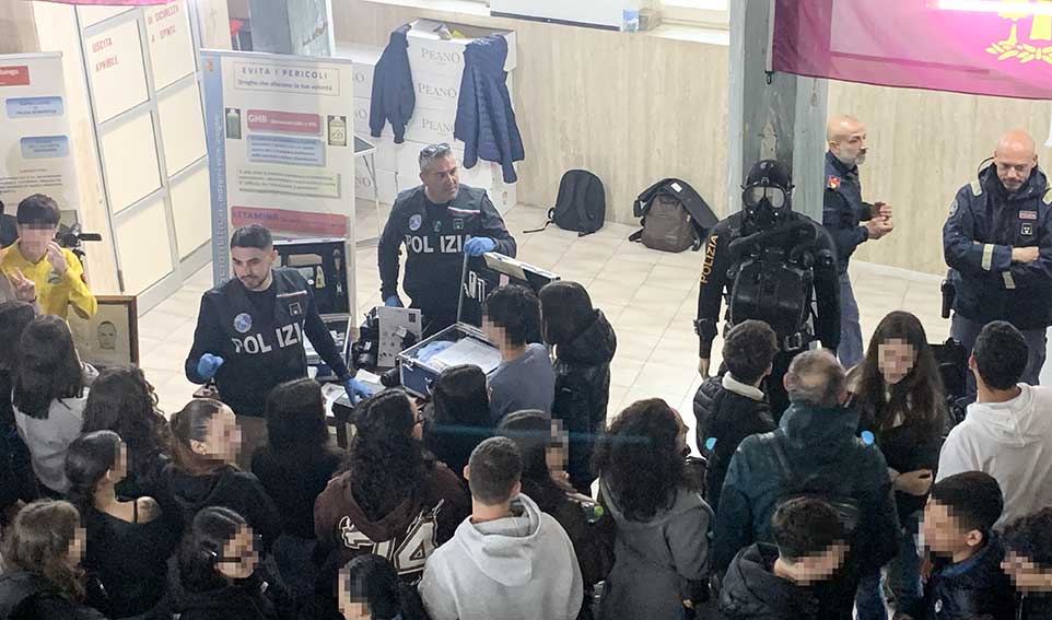 Ozieri, gli agenti del Commissariato incontrano gli studenti 2 Incontro Polizia di Stato ozieri studenti 2