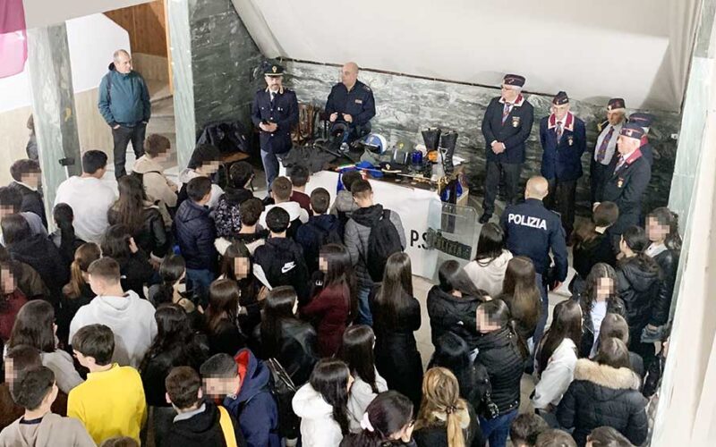 Incontro agenti commissariato studenti Ozieri