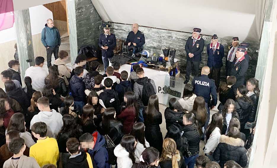 Ozieri, gli agenti del Commissariato incontrano gli studenti 1 Incontro agenti commissariato studenti Ozieri