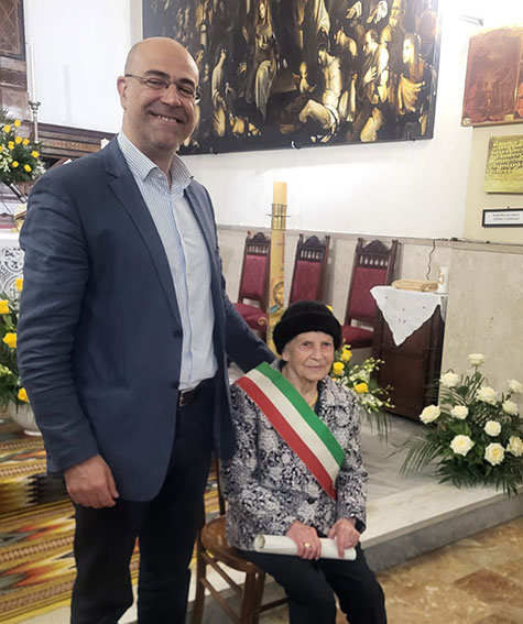 Zia Toiedda Campana con il sindaco Peralta