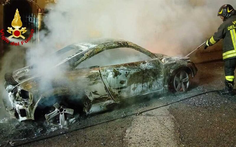 Auto incendiata a Cala Gonone
