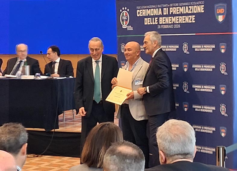 Il presidente Dessena ritira la targa per i 100 ann di arttivita dellOzierese Calcio