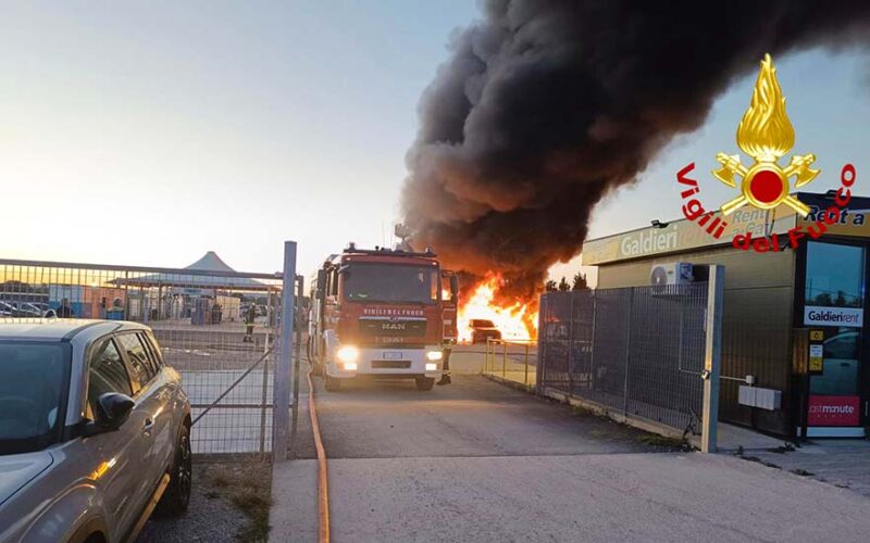 Incendio parcheggio aeroporto Alghero