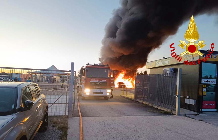 Incendio parcheggio aeroporto Alghero