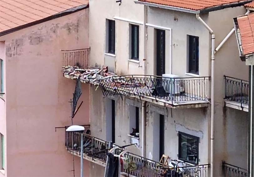 Ozieri. Crolla tettoia di un'abitazione in via Pascoli. Sul posto i Vigili del Fuoco 2 Balcone Ozieri