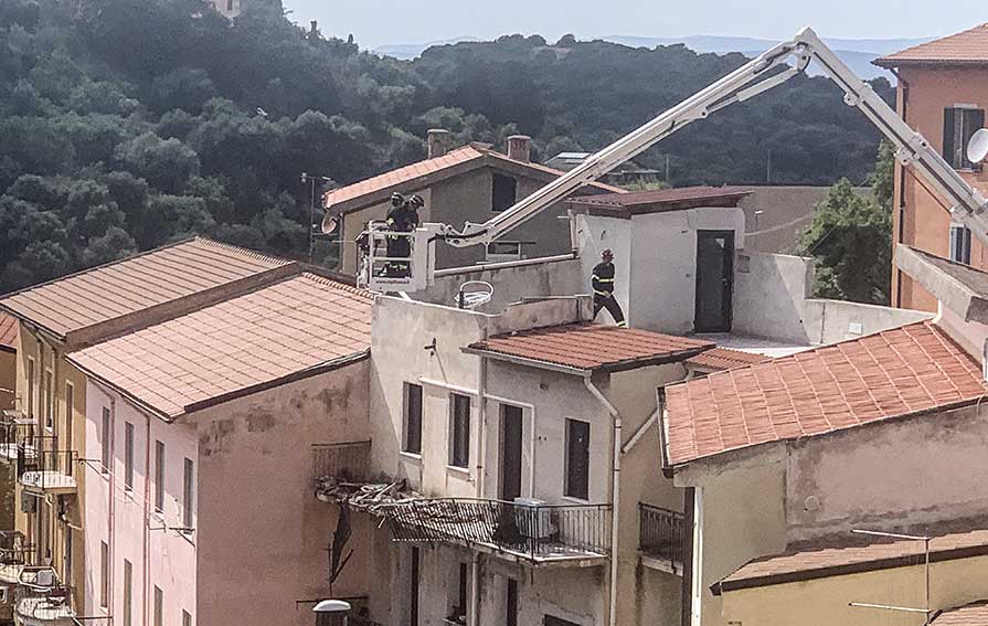 Crollo tettoia Ozieri via Pascoli