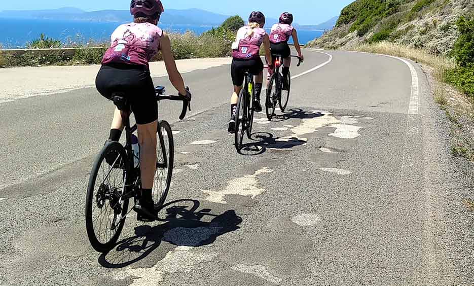 Le Pink Flamingos martedì fanno tappa a Ozieri 2 Pink Flamingos in bici