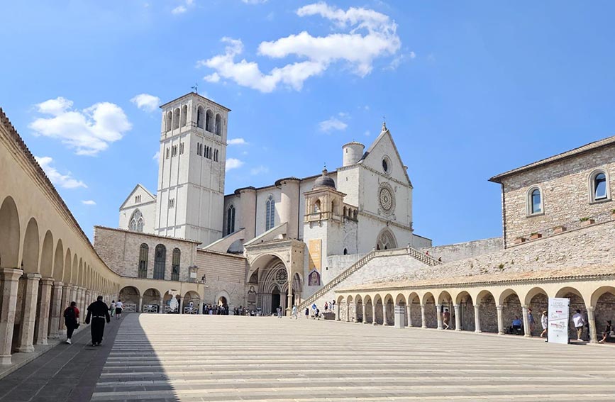 Un gruppo di fedeli di Benetutti in pellegrinaggio ad Assisi e Cascia 2 Assisi chiesa San Francesco