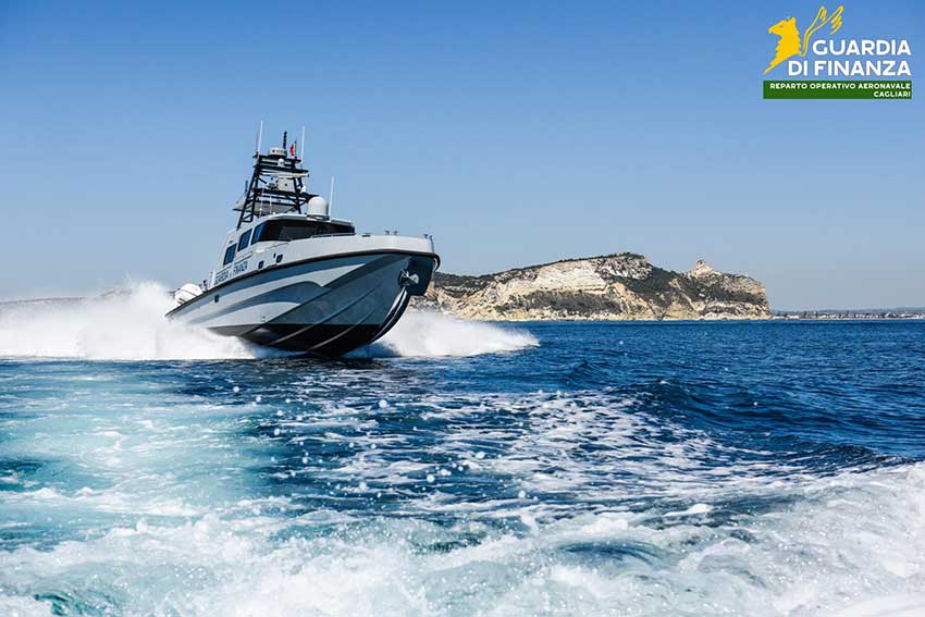 Sant'Antioco. Scafista tenta la fuga in mare, fermato dopo un inseguimento 2 Guardia di Finanza mare