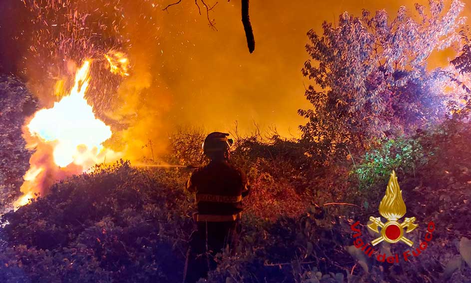 Incendio nella notte a Nughedu S.V., lambite alcune abitazioni 2 Incendio Nughedu S.V