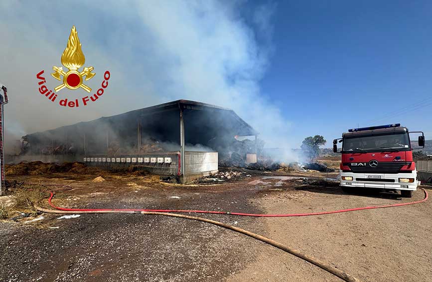 Incendio Tossilo fienile