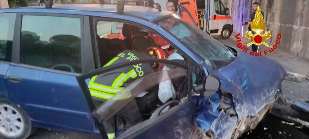 Incidente all’alba a Sassari: auto contro un pilone della sopraelevata, ferito il conducente 2 Incidente Sassari 2