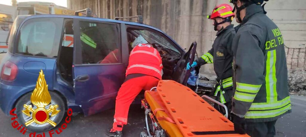 Incidente all’alba a Sassari: auto contro un pilone della sopraelevata, ferito il conducente 3 Incidente Sassari 3