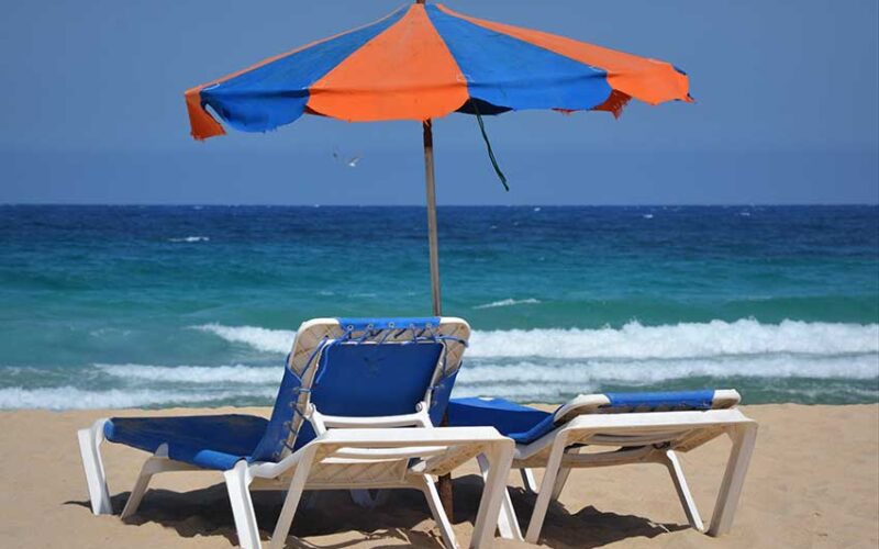 Spiaggia ombrellone e sdraio