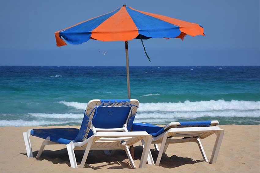 Spiaggia ombrellone e sdraio