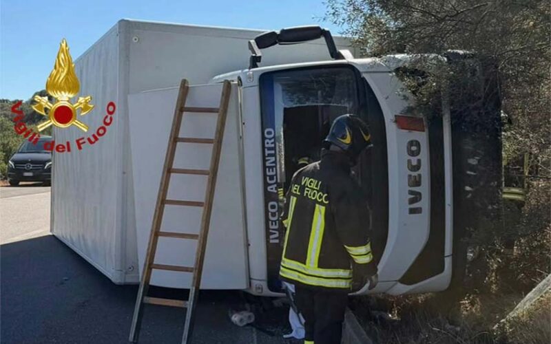 Camion si ribalta sulla Sp 94 Costa Smeralda
