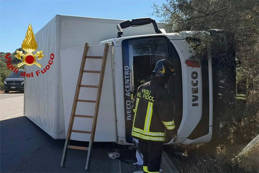 Camion si ribalta sulla Sp 94 Costa Smeralda