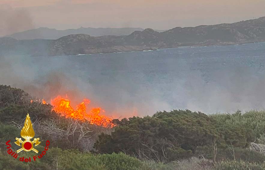 incendio La Maddalena isola Santa Maria
