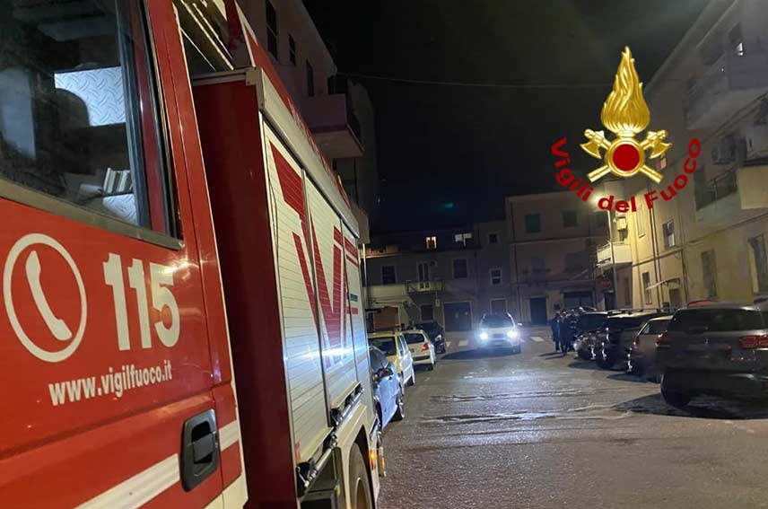 Crollo tetto palazzina a Oristano